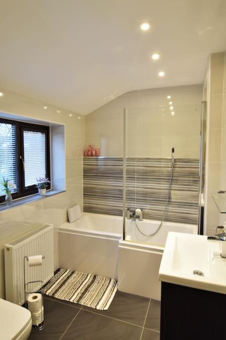 Mikes At Menai - Stylish & Spacious 3 Bed House In Menai Bridge. Екстер'єр фото