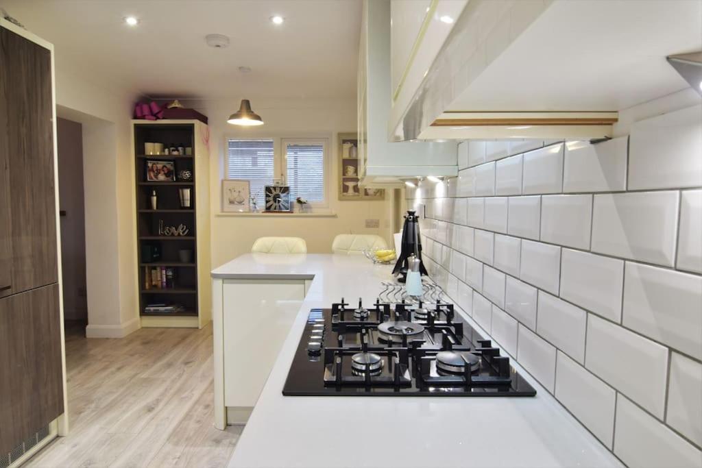 Mikes At Menai - Stylish & Spacious 3 Bed House In Menai Bridge. Екстер'єр фото