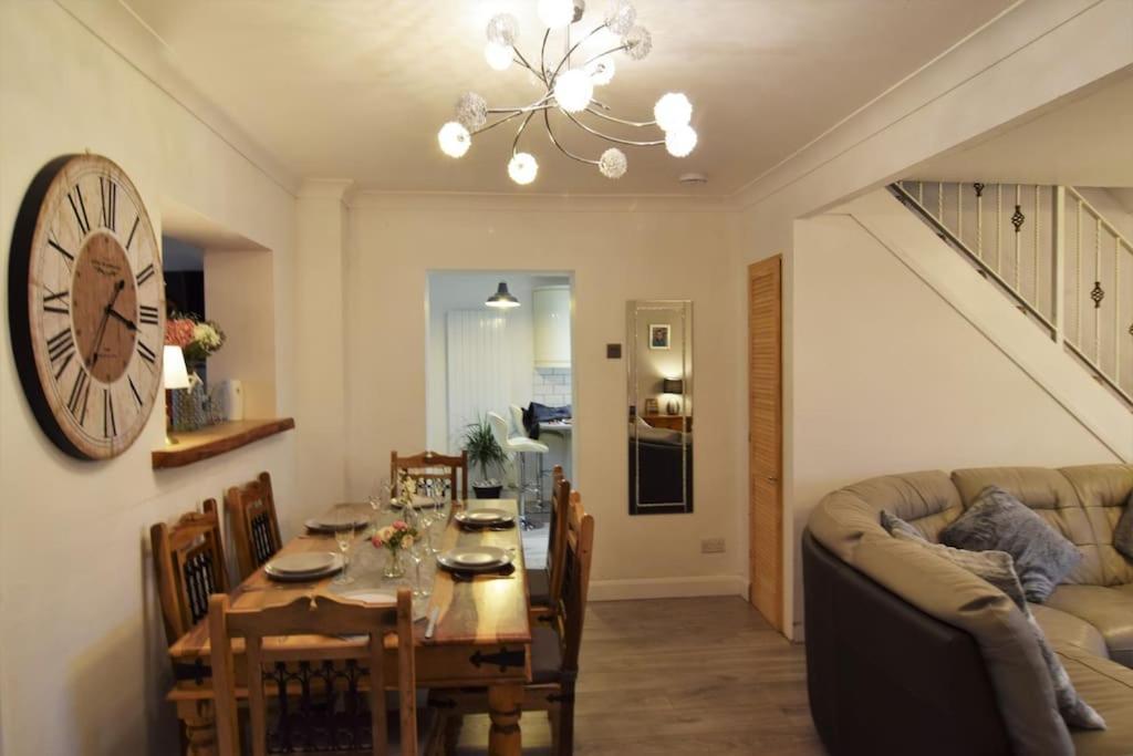 Mikes At Menai - Stylish & Spacious 3 Bed House In Menai Bridge. Екстер'єр фото